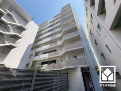 陽光に映える美しい外観。街並みに馴染みながらも、ひときわ目を引く存在感。