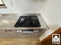 家族のごはん作りがはかどる。同時調理ができる3口コンロ付き。