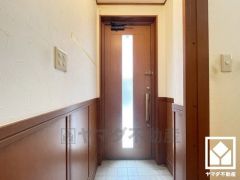 玄関ドアは防犯性に優れたダブルロックドアです。（リフォーム前の写真です）