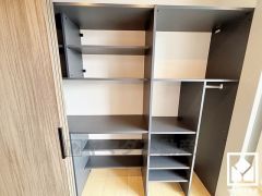 キッチン収納の多さもお料理を楽にしてくれるポイント。備え付けのカップボードがあり、スッキリとした空間が保てます。