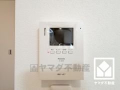 突然の来訪時でも安心なモニター付きインターホンを完備。お留守番中のお子様でも簡単に来訪者の確認ができます。