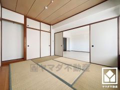 リビングに隣接する続き間で、一体利用も可能です。