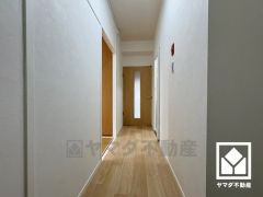 シンプルで洗練された玄関スペース。帰るたびにホッとできる、心地よい住まいの入り口。