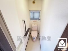 明るく清潔感溢れるトイレです。2連トイレットペーパーホルダーなのでお取替えの手間も軽減できます。2025年9月新品交換予定。