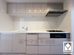 調理に手間がかかりがちな肉や魚を、短時間でサッと焼き上げることができるグリル付き。換気効率が高くお手入れしやすいスリム型のレンジフードも完備。スッキリとしたスタイリッシュなデザインも魅力の一つです。