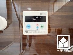 安全性を確保できる優先機能がございます。優先中はキッチンからの温度変更ができなくなるため、シャワー中に急に熱湯や冷水が出る状況を防ぐことができます。