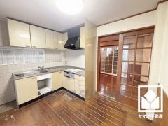 作業動線が最短距離で効率良く動けるL型キッチン。コーナー部分の作業スペースをより広く確保できているのも魅力です。