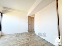 約7帖の洋室です。バルコニーにつながるお部屋で、通風・陽当たり良好。