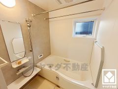 1日の疲れを癒す浴室でゆったりリフレッシュ。小窓が付いているので明るく、こもりがちな湿気もすぐ取り除くことができます。