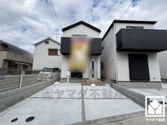 駐車スペースを普通車1台・軽自動車1台の並列2台分確保。重い荷物や雨の日の移動もスムーズで、快適なカーライフを実現。来客時にも便利です。