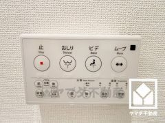 温水洗浄便座付きで、季節を問わずいつでも温かい便座をお使いいただけます。