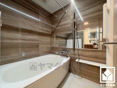 1日の疲れを癒す浴室でゆったりリフレッシュ。鏡が横長なので、お子様でも見やすく便利です。