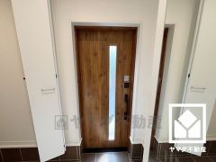 ドアの窓から光が差し込み、外出時にも帰宅時にも、明るい気持ちになれる玄関です。