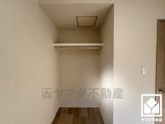 オープンクローゼットでおしゃれな「見せる」収納も可能です。扉がないため物の出し入れがしやすく、通気性が良いのもメリット。