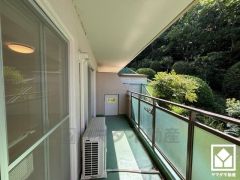 南向きで陽当たり、風通し良好。緑に囲まれたバルコニーで、陽射しを感じながら贅沢な時間を過ごすことができます。