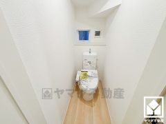 明るく清潔感溢れるトイレです。小窓が付いているので日中は明るく、居心地の良いプライベートスペースです。