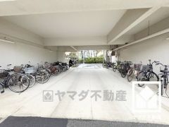 屋内駐輪場なので、雨や風、直射日光から自転車を守ることができます。