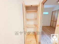 廊下にも収納スペースがあり、住空間を広々お使いいただけます。