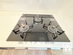 家族のごはん作りがはかどる。同時調理ができる3口コンロ付き。