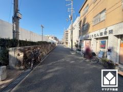 敷地西側には道路を挟んで広々とした「大井戸公園」がございます。大きなすべり台やアスレチック風の遊具やゆったりとした広場、緑豊かな古墳、約130種類2000本を誇るバラ園なども整備されています。