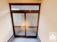 白を基調とした明るい玄関で、毎日を爽やかにスタート。広々とした開放感と清潔感あふれる空間が、訪れる人々を温かく迎えます。