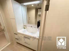 使いやすさが考えられた3面鏡です。ワイドな洗面台で朝の支度もはかどります。収納豊富でスッキリお使い頂けます。