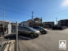 敷地内に駐車場を完備（月額13240円）。重い荷物や雨の日の移動もスムーズで、快適なカーライフを実現。空き状況等は弊社スタッフまでお気軽にお問い合わせください。