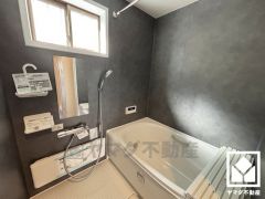 清潔感あふれる空間で、毎日のバスタイムをより快適に。真冬の寒い浴室を暖かく、また雨の日の洗濯物の乾燥にと多用途に活躍する浴室暖房乾燥機付きです。