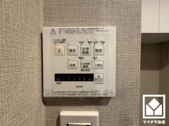 浴室暖房乾燥機付き。真冬の寒い浴室を暖かく、また雨の日の洗濯物の乾燥にと多用途に活躍する機能です。