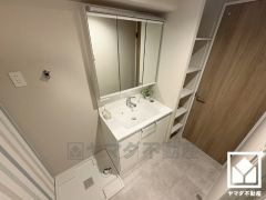 収納付きでスッキリお使い頂ける3面鏡の洗面台です。洗面ボウルが広めなので、忙しい朝でも身支度がしやすく時短になります。