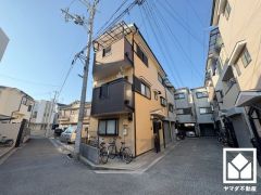 陽光に映える美しい外観。街並みに馴染みながらも、ひときわ目を引く存在感。