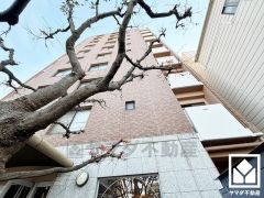 明るく清潔感溢れるトイレです。温水洗浄便座付きで、季節を問わずいつでも温かい便座をお使いいただけます。手すりがございますので、立ち座りも楽になります。