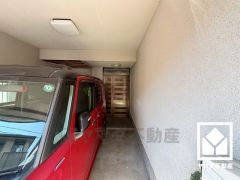 玄関ドアの窓から光が差し込み、外出時にも帰宅時にも、明るい気持ちになれる玄関です。