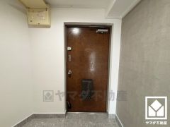 シンプルで洗練された玄関デザイン。帰るたびにホッとできる、心地よい住まいの入り口。