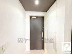 白を基調とした明るい玄関で、毎日を爽やかにスタート。清潔感あふれる空間が、訪れる人々を温かく迎えます。