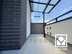 広々バルコニーでお洗濯をたっぷりと干す事ができます。屋根付きなので急な雨の日も安心ですね。