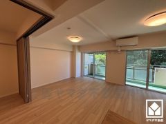 リビングに隣接する約4.5帖の洋室は角に柱がないL字コーナーの引き戸となっており、一体利用も可能です。