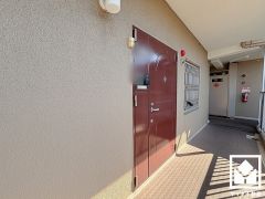 玄関は親子ドアで大きく開くため、ベビーカーでの出入りも楽々です。