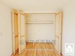 新たに家具を買わなくても良いので、ハンガーパイプ付きのクローゼットは嬉しいですね。