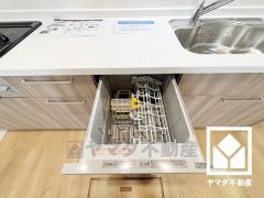 毎日の家事の負担を軽減でき、水道代の節約にもなる食器洗乾燥機付き。