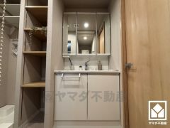 収納付きでスッキリお使い頂ける3面鏡の洗面台です。縦に2本配置されたLED照明が顔全体を明るく均等に照らしてくれるので、スキンケアやメイクがしやすくなります。