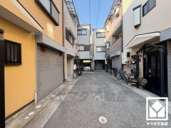 玄関のある東側通路は通り抜けできない袋小路になっています。車通りが少なく、小さなお子様のいるご家庭でも安心してお住まいいただける安全性の高い立地です。