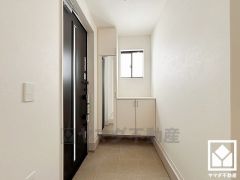 玄関にはシューズボックスを完備。家族の靴もしっかり収納できるので、玄関がいつも片付き、気持ちよくお客様を迎えられます。お出かけの前のチェックにも便利な鏡付きです。