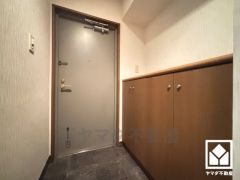 シンプルで洗練された玄関デザイン。帰るたびにホッとできる、心地よい住まいの入り口。