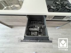 毎日の家事の負担を軽減でき、省エネにもなる食器洗乾燥機付き。