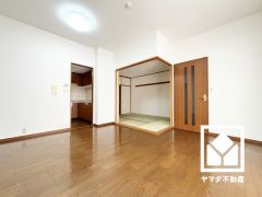 約6帖の和室がリビングに隣接しており、一体利用も可能です。子どもの遊び場、お昼寝スペース、家族のくつろぎ空間にも。和室があると、暮らしの幅がぐんと広がる。