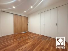 リビングに隣接しており、シューズインクローゼットを通って直接玄関へ出入りも可能な2WAYアクセスのお部屋で開放感があります。