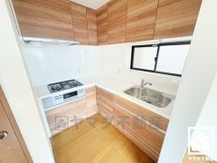 キッチンは空間を有効活用できる壁付けタイプ。L型なので作業動線が最短距離で効率良く動けます。キッチンには窓がございますので、昼間は手元が明るく、お料理がはかどります。