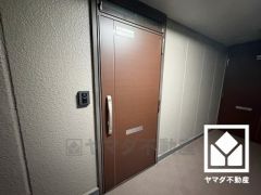 玄関ドアは防犯性の高いダブルロックドアです。