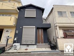 前面は道路をはさんで畑になっており開けているため、開放感があります。陽当たり・風通しも良好です。